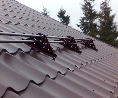 Монтаж снегозадержателей